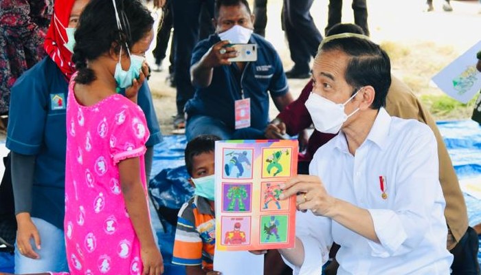 Presiden Jokowi tinjau posko pengungsian di Lembata
