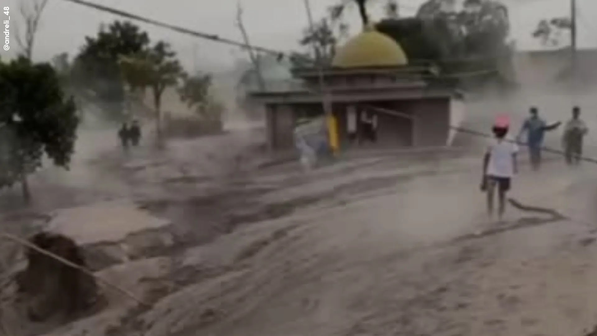 Diterpa erupsi Gunung Semeru, Masjid ini tetap kokoh berdiri