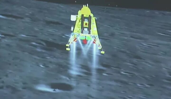 Misi Chandrayaan-3 berhasil mendarat di bulan, PM India gembira