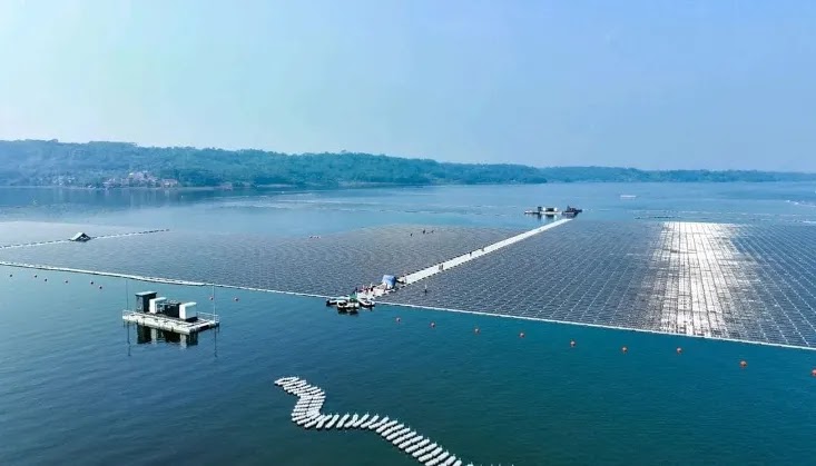 Potret pembangkit listrik tenaga surya terapung di Waduk Cirata