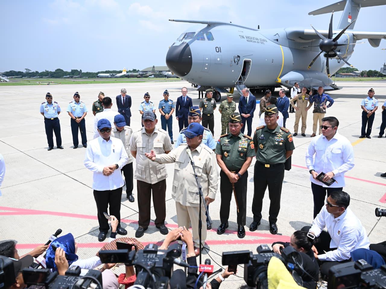 Presiden Prabowo Subianto memberikan keteranganpers setelah menyerahkan pesawat Airbus A400M/MRTT Alpha 4001 kepada Tentara Nasional Indonesia (TNI) di Pangkalan Udara Halim Perdanakusuma, Jakarta, pada Senin, 3 November 2025 | dok: @presidenri Presiden Prabowo Subianto memberikan keteranganpers setelah menyerahkan pesawat Airbus A400M/MRTT Alpha 4001 kepada Tentara Nasional Indonesia (TNI) di Pangkalan Udara Halim Perdanakusuma, Jakarta, pada Senin, 3 November 2025 | dok: @presidenri