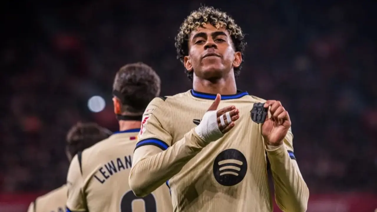 Lamine Yamal Menunjukkan Logo FC Barcelona di Jerseynya