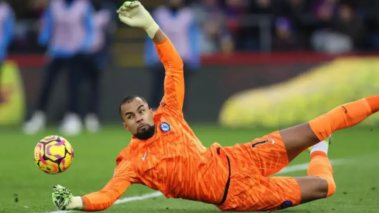 Robert Sanchez saat melakukan penyelamatan/ tepis bola