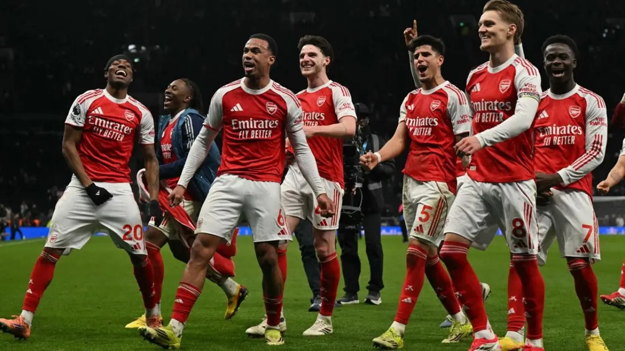 Pemain Arsenal Melakukan Selebrasi