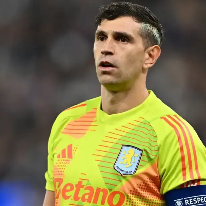 Emmanuel Petit Sarankan Chelsea Rekrut Emiliano Martinez