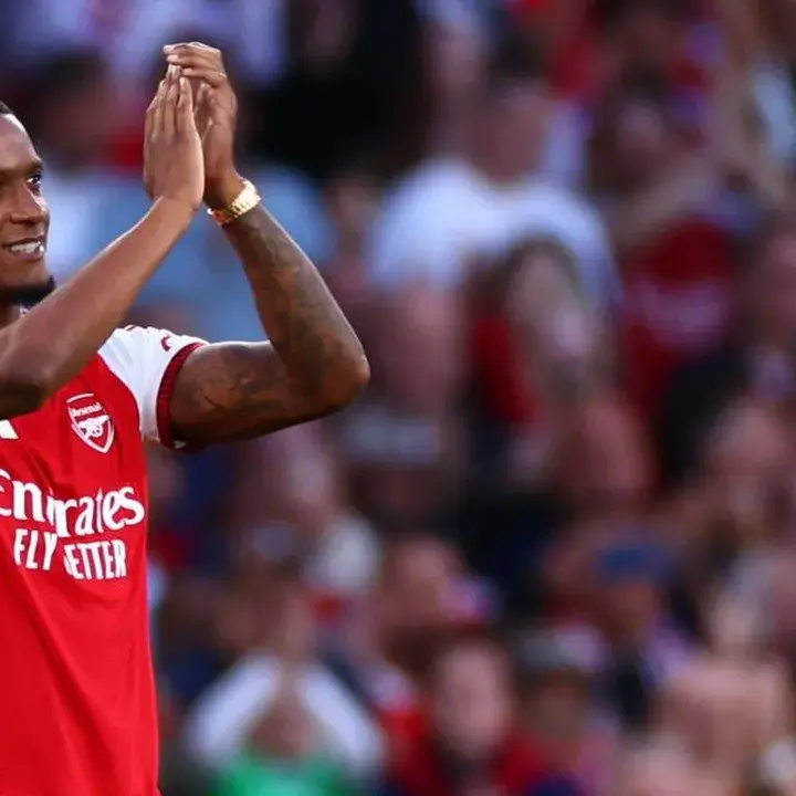 Bek Baru Arsenal, Ezri Konsa, Dinilai Lebih Baik dari William Saliba