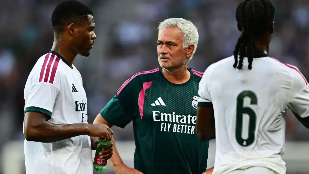Mourinho Berbincang dengan Dumfries