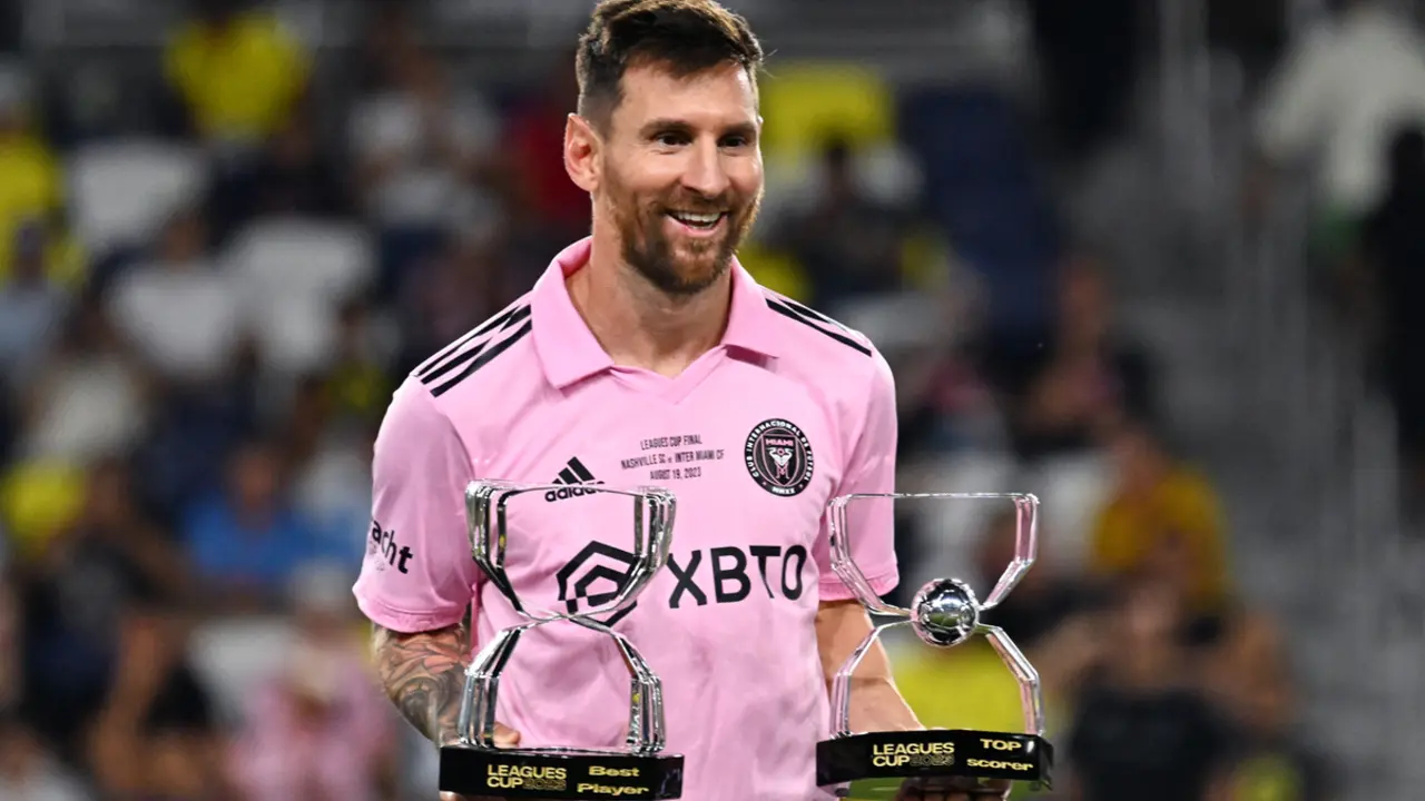 Lionel Messi Dengan Trofi Top Skor dan Pemain Terbaik Leagues Cup 2023