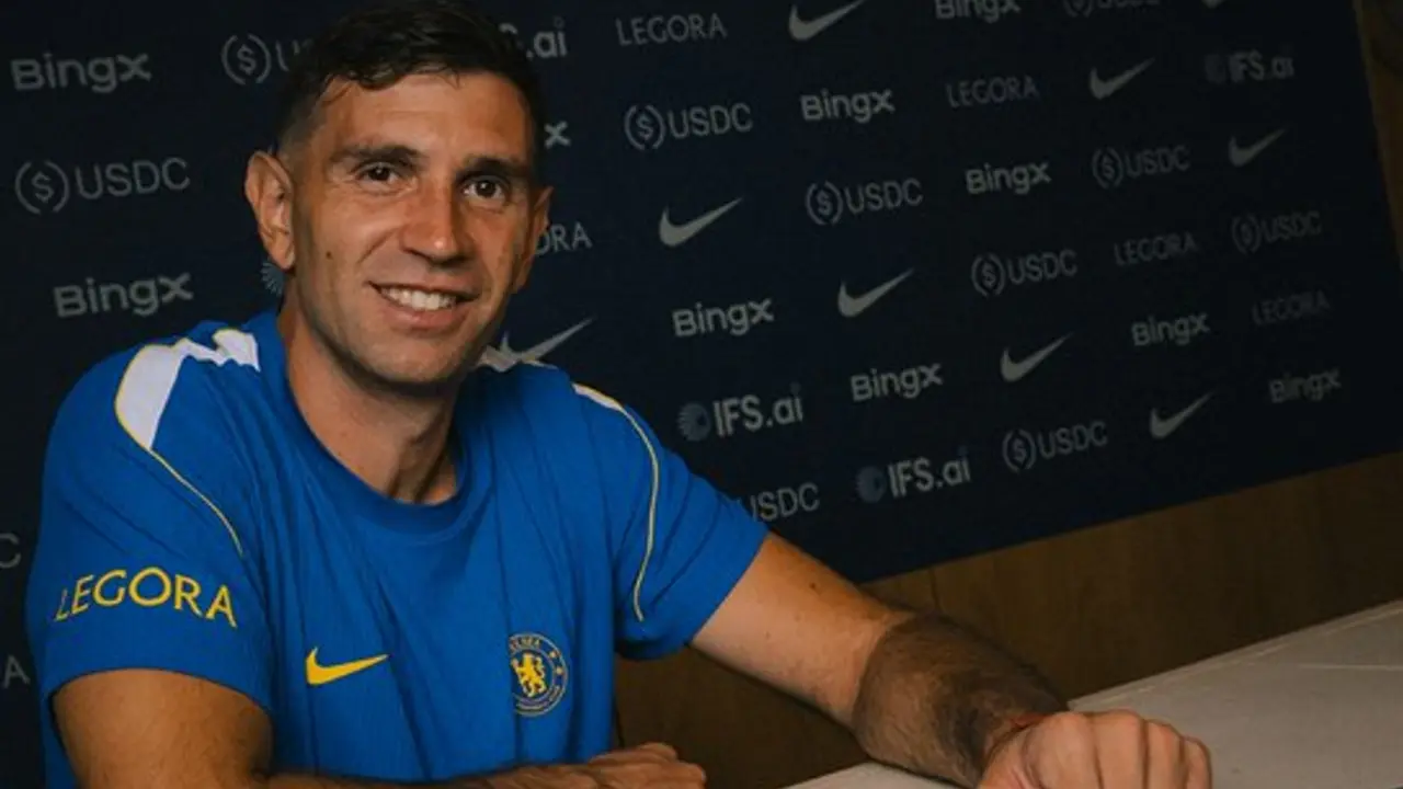 Emiliano Martinez Resmi Pemain Chelsea FC