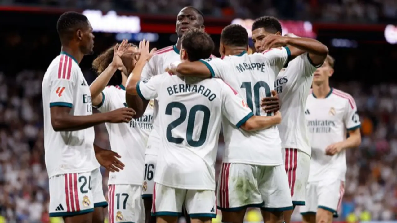 Pemain Real Madrid selebrasi saling merangkul satu sama lain