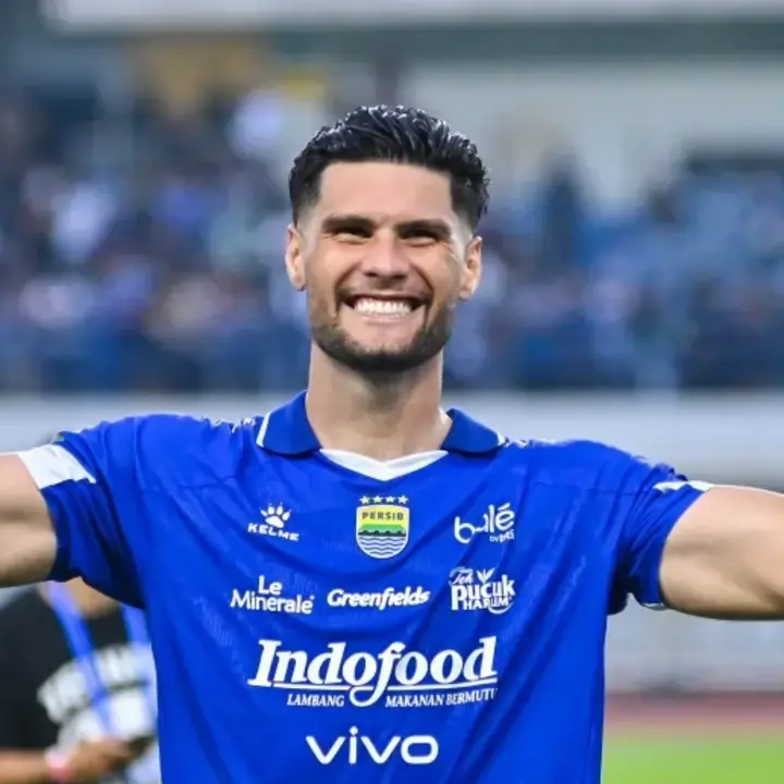 Persib Rekrut 4 Bek Asing: Siapa Jadi Pilihan Utama?