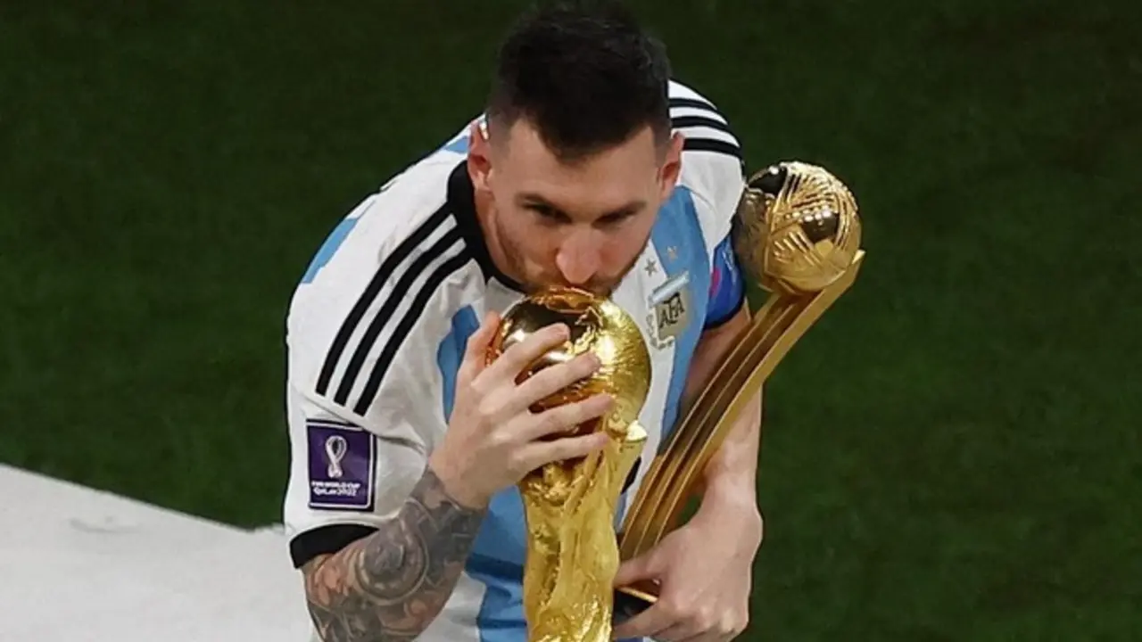 Lionel Messi Cium Trofi Piala Dunia