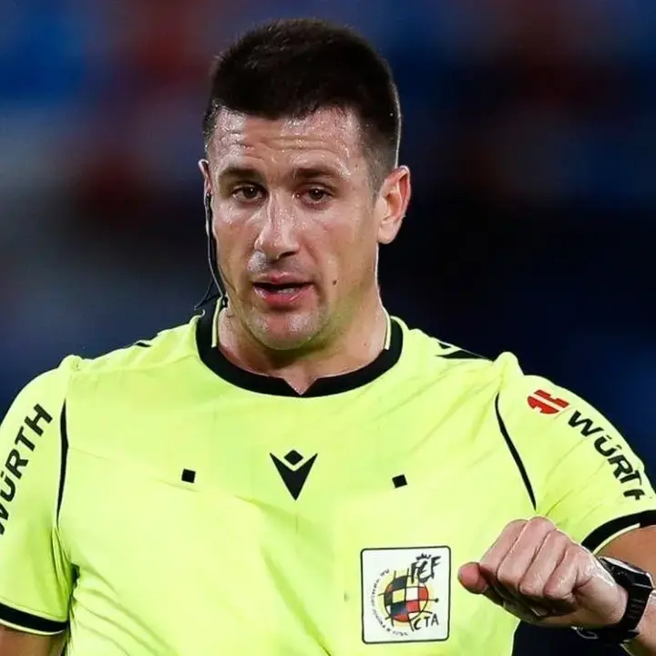 Isidro Diaz de Mera Pimpin Laga Real Betis vs Real Sociedad di LaLiga 2026/2027