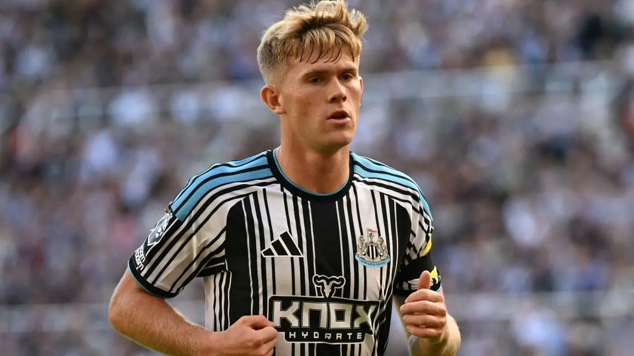 Newcastle United Pastikan Lewis Hall Tidak Dijual ke Manchester United