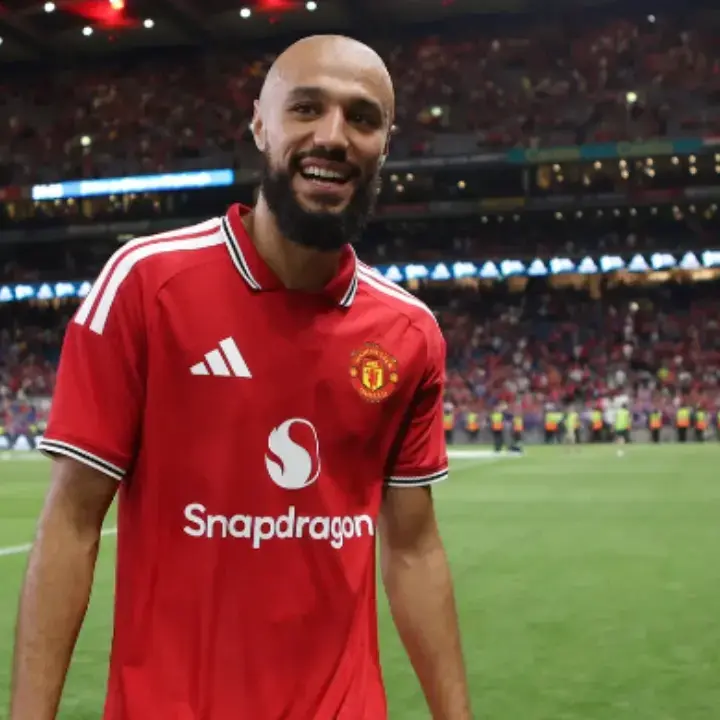 MU Hadapi Dilema dengan Masa Depan Mazraoui, AC Milan Mengintai