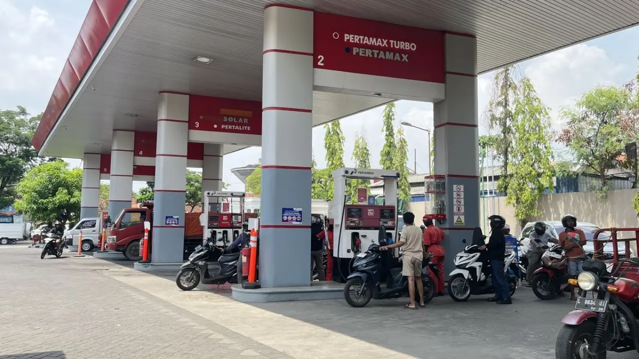 Harga Bbm Di Surabaya Selasa 15 September Pertalite Rp10 000 Bbm Diesel Tembus Rp25 420 Per Liter