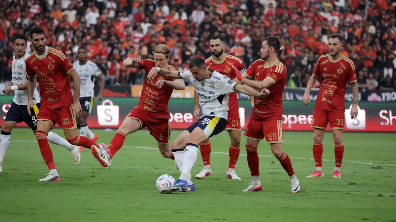 Hasil Persija Vs Persib Macan Kemayoran Menang 2 1 Lewat Gol Ivan Mamut Di Menit Akhir