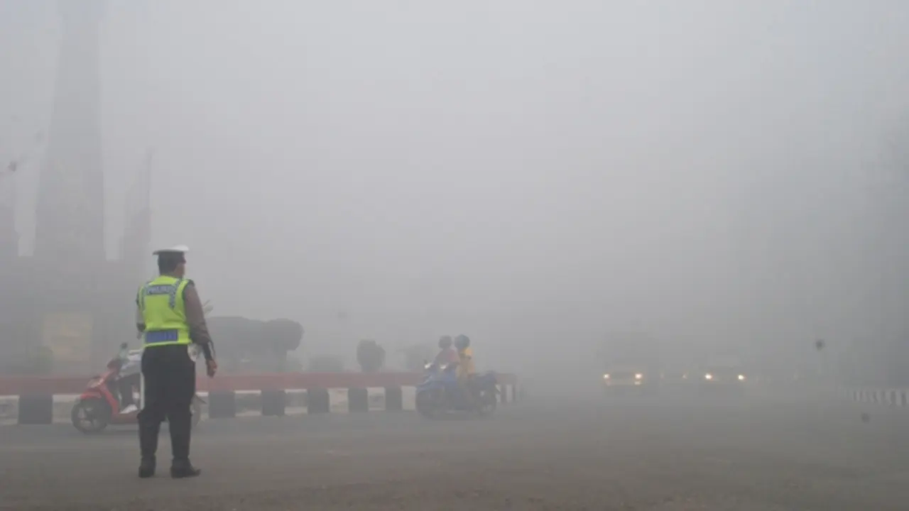 Kabut Asap Karhutla Selimuti Sampit Jarak Pandang Turun Hingga 100 Meter Dan Ispu Capai 763 Pada Pagi Hari