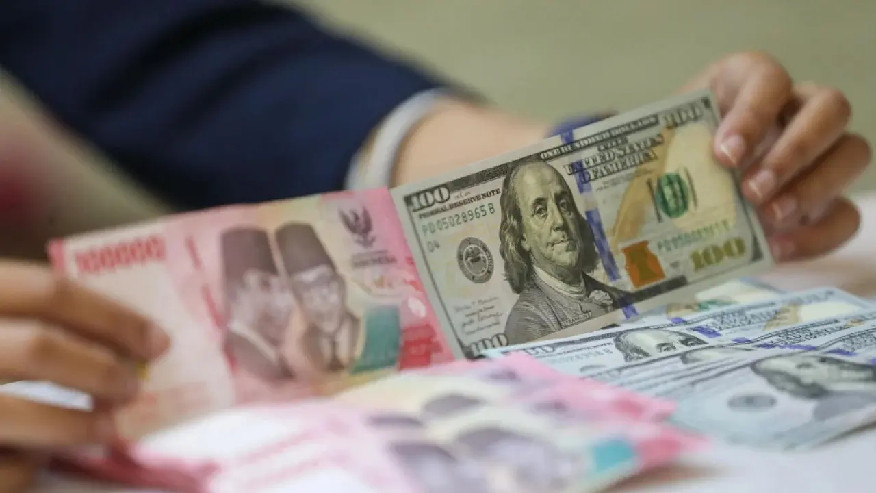Kurs Dolar As Di Bca Mandiri Bri Dan Bni Jumat 25 September Rupiah Melemah Ke Rp17 941