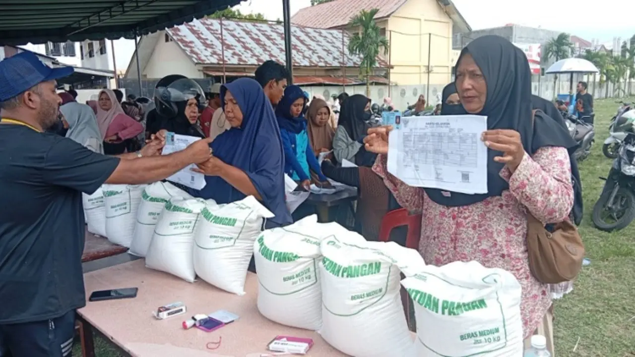 Perum Bulog Salurkan Bantuan Beras Untuk 6 067 Warga Kota Juang Bireuen Total Capai 138 Ton
