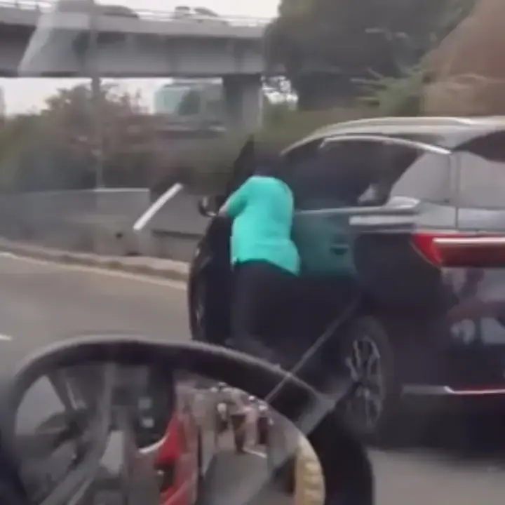 Viral Sopir Taksi Terseret Mobil Listrik 50 Meter di Tol Jakarta Barat, Polisi Ungkap Kronologinya