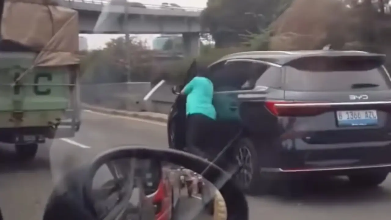 Viral Sopir Taksi Terseret Mobil Listrik 50 Meter Di Tol Jakarta Barat Polisi Ungkap Kronologinya
