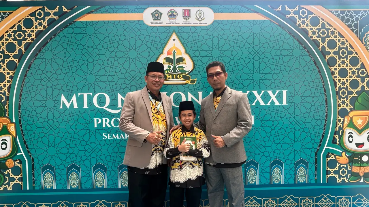 Afif Muhammad Thoifur (tengah), finalis MTQ Nasional 2026 Cabang Tartil Al-Qur'an Putra asal Provinsi Riau.