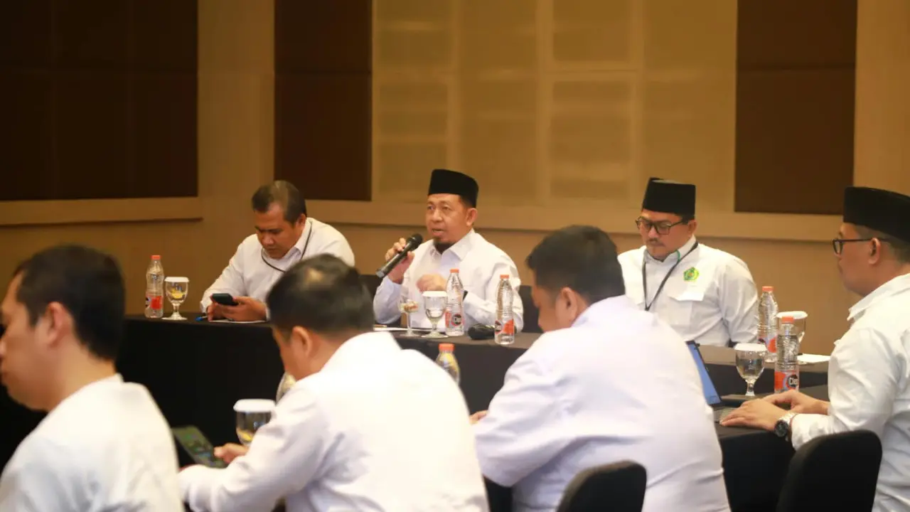 Direktur Pesantren Kemenag Basnang Said (pemegang Mic).