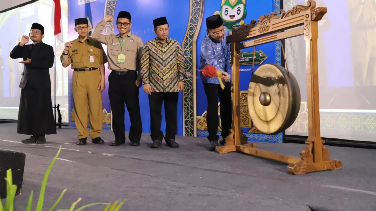 Dirjen Bimas Islam Abu Rokhmad (batik biru)