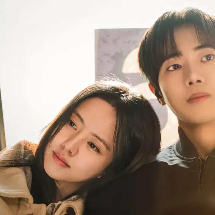 Transformasi Kim So Hyun Jadi Mahasiswi di Drama Between Steps