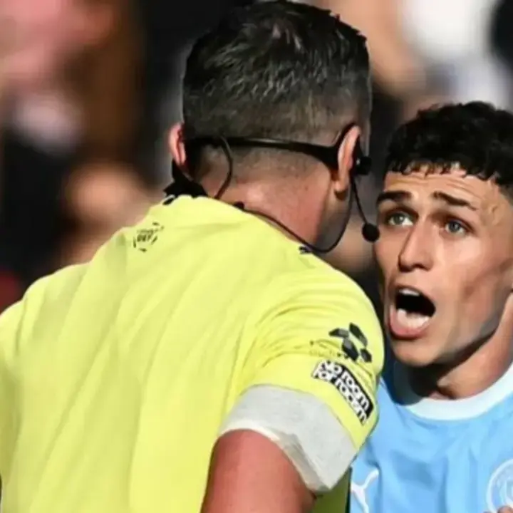 Phil Foden Kartu Merah, Gary Neville Soroti Kemarahan dan Ketidakdisiplinan Sang Pemain