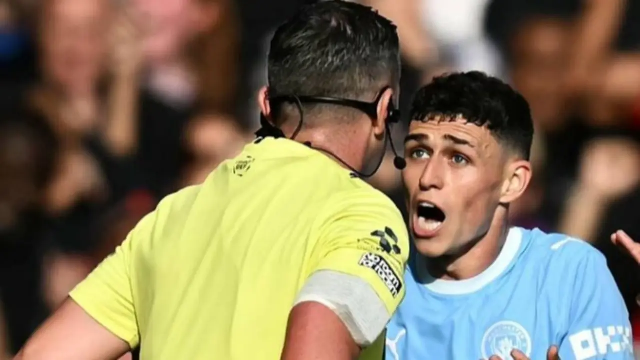 Foden Protes ke Wasit