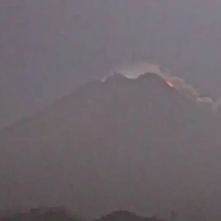 Gunung Merapi Luncurkan Awan Panas 2 Km ke Kali Boyong, Status Siaga