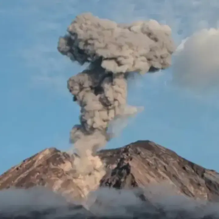 Gunung Semeru Erupsi Beruntun, Tinggi Kolom Abu Mencapai 1.000 meter