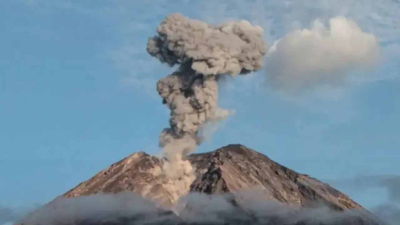 Gunung Semeru Meletus
