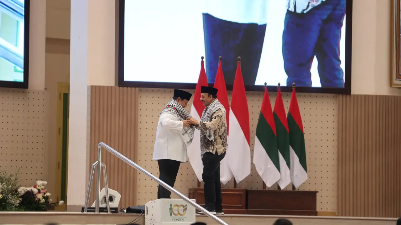 Presiden RI Prabowo Subianto, menerima Sorban dari Duta Besar Palestina untuk Indonesia di Ponpes Darussalam Gontor, Sabtu (19/9/2026).