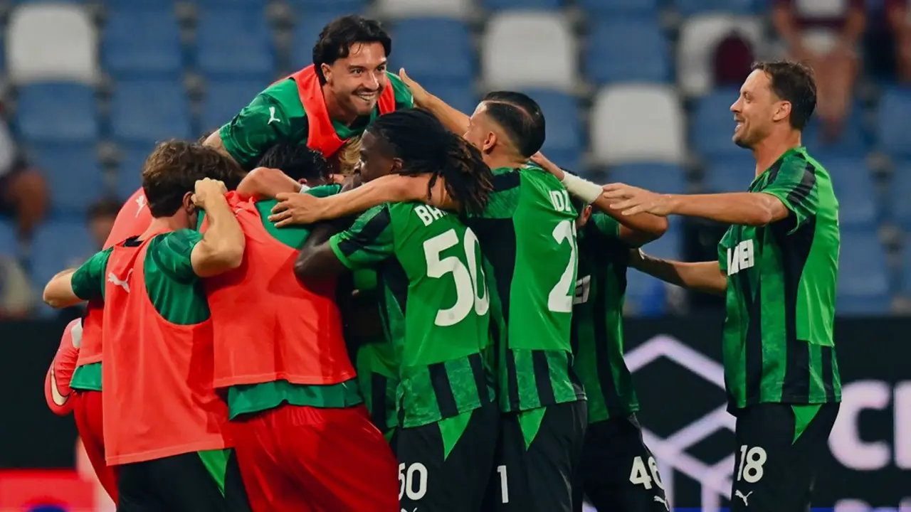 Pemain Sassuolo lakukan selebrasi saling berpelukan