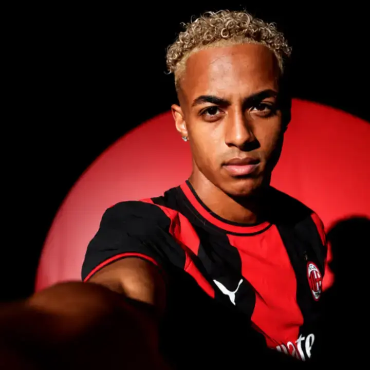 Bintang Muda Inggris Omari Hutchinson Merapat ke AC Milan