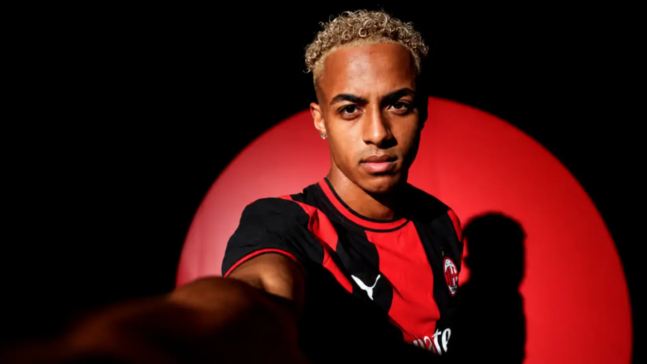 Omari Hutchinson Rekrutan baru AC Milan