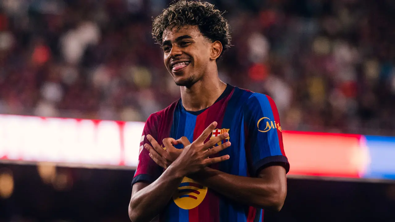 Lamine Yamal Selebrasi dengan menyilangkan kedua tangannya di depan dada saat lawan Rayo di Camp Nou