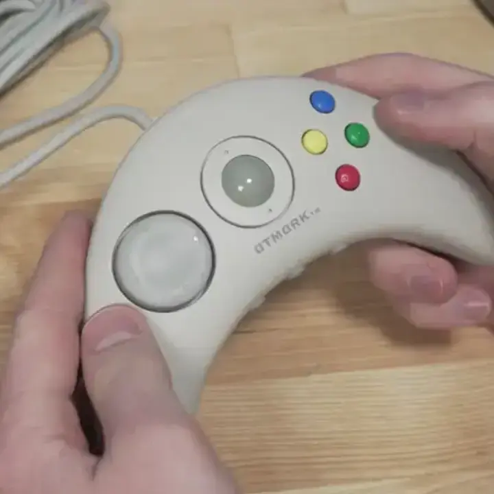 Kode macOS 26.7 Ungkap Apple Garap Dua Game Controller Baru