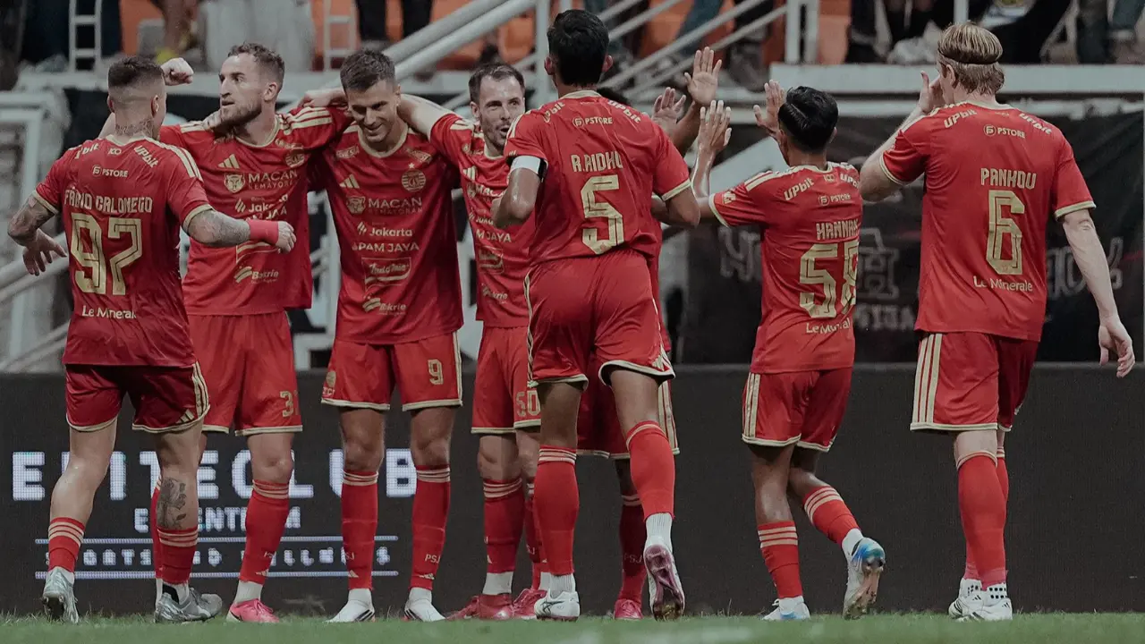 Pemain Persija Jakarta selebrasi ketika berlaha di stadion JIS