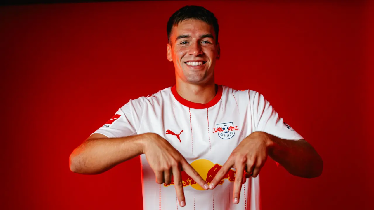 Marc Guiu Resmi berseragam RB Leipzig
