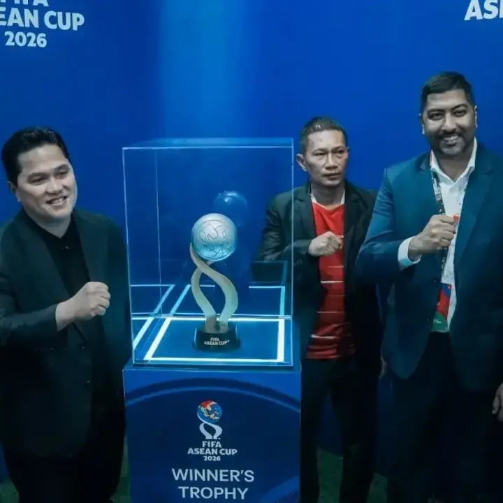 Trofi FIFA ASEAN Cup 2026 Curi Perhatian di Indonesia Sports Summit Jakarta