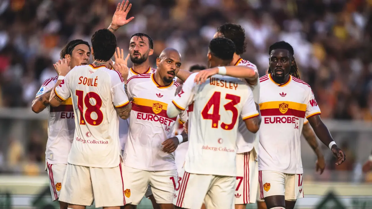 Pemain AS Roma selebrasi ketika cetak goal ke gawang Lecce