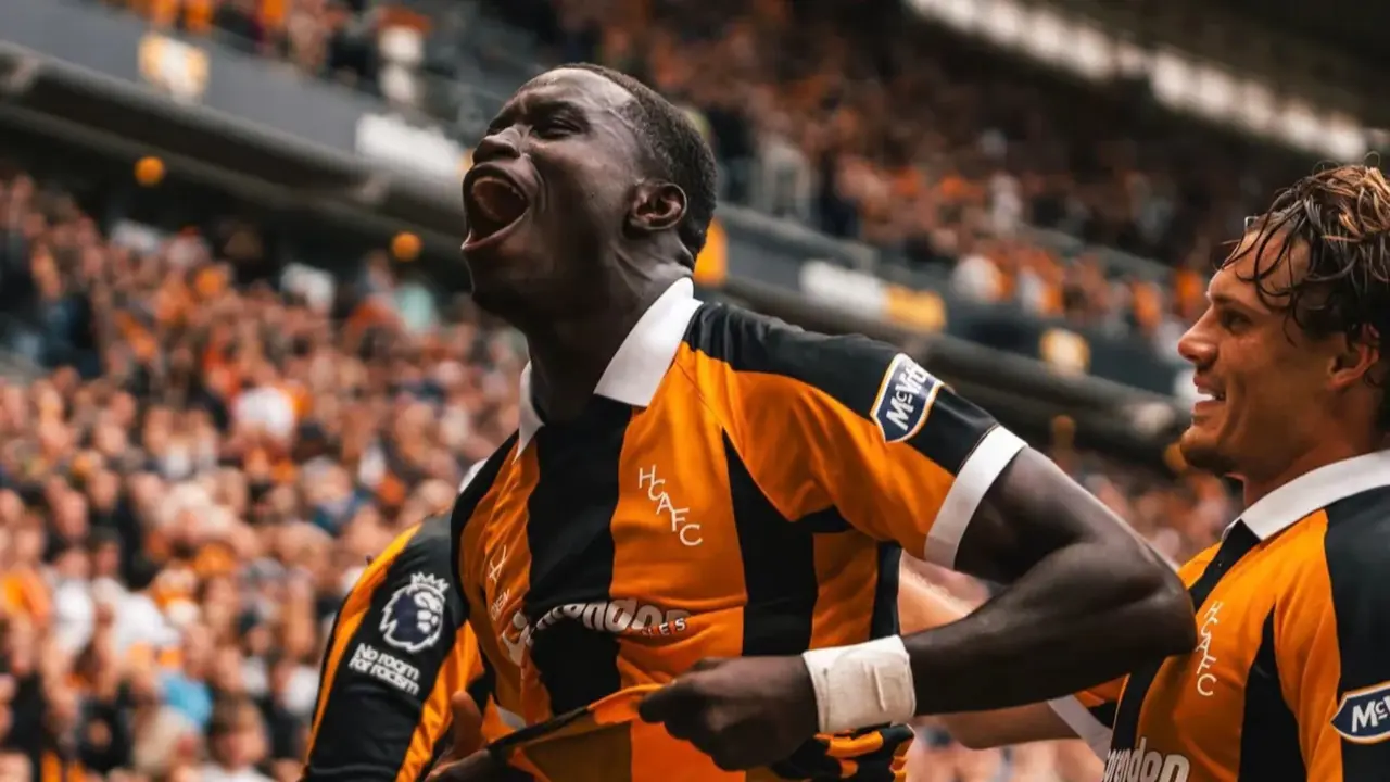 Nobel Mendy Dilarikan ke Rumah Sakit Usai Benturan Kepala dengan Joao Pedro di Laga Chelsea vs Hull City