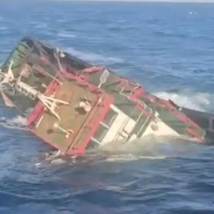 Tugboat Tenggelam di Bawean, 8 ABK Selamat tapi Hanyut Bersama Tongkang