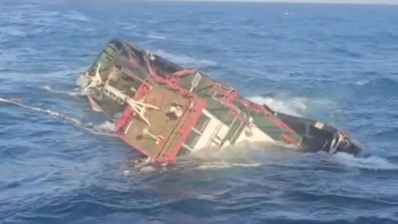 Tugboat Tenggelam di Bawean, 8 ABK Selamat tapi Hanyut Bersama Tongkang