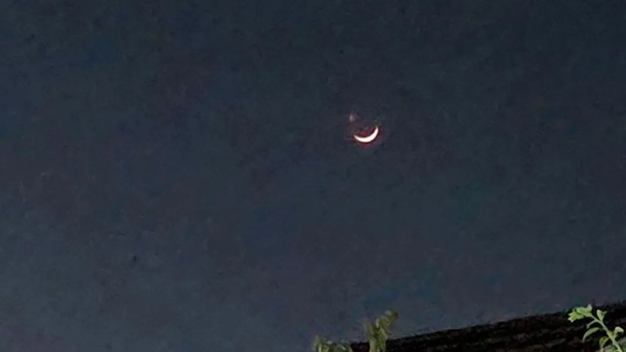 Fenomena Bulan Sabit Bersanding Cahaya Terang Di Sukabumi.