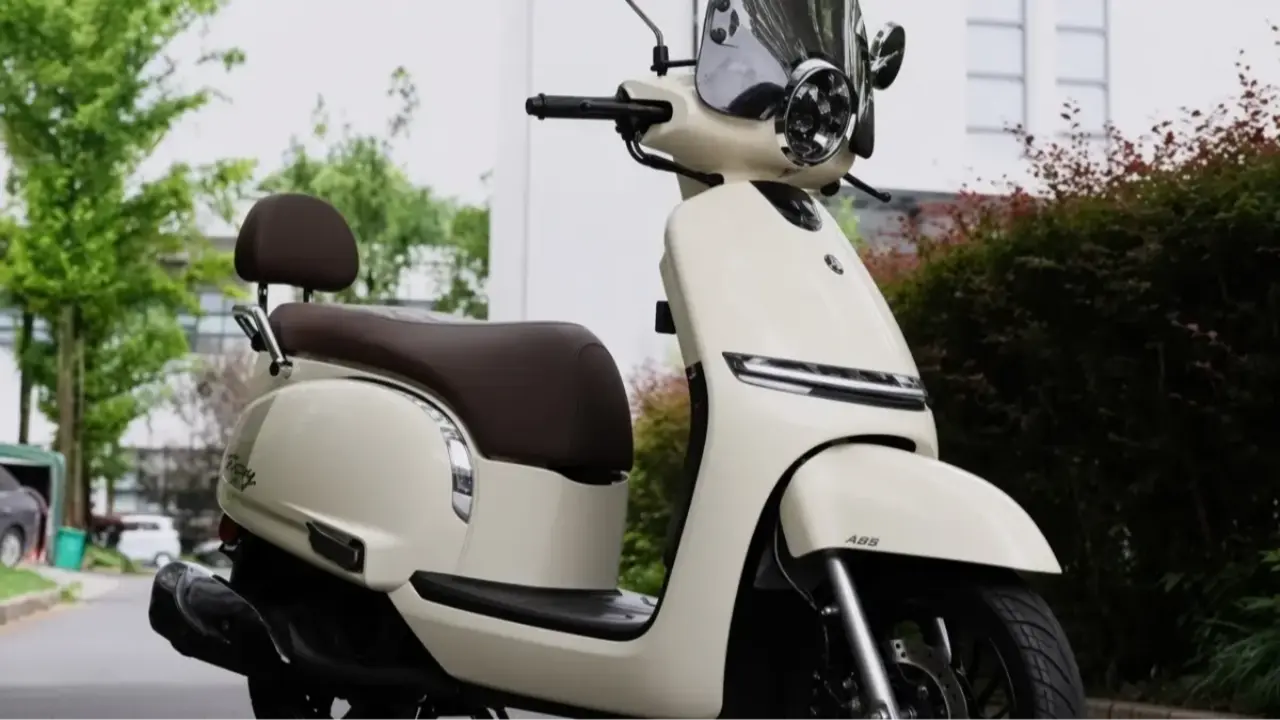 Yamaha Fuzzy 125 Resmi Meluncur, Skuter Retro Modern dengan Teknologi Hybrid dan Fitur Canggih